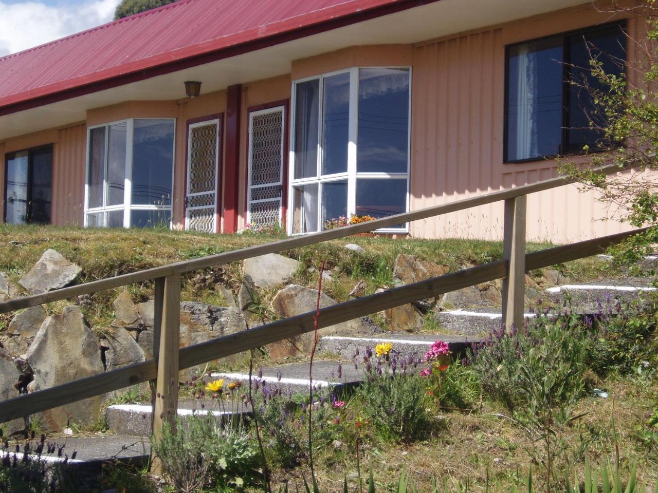 Regatta Point Tavern & Holiday Villas Strahan Eksteriør billede